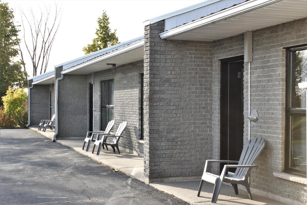Motel Du Canton Valcourt Buitenkant foto